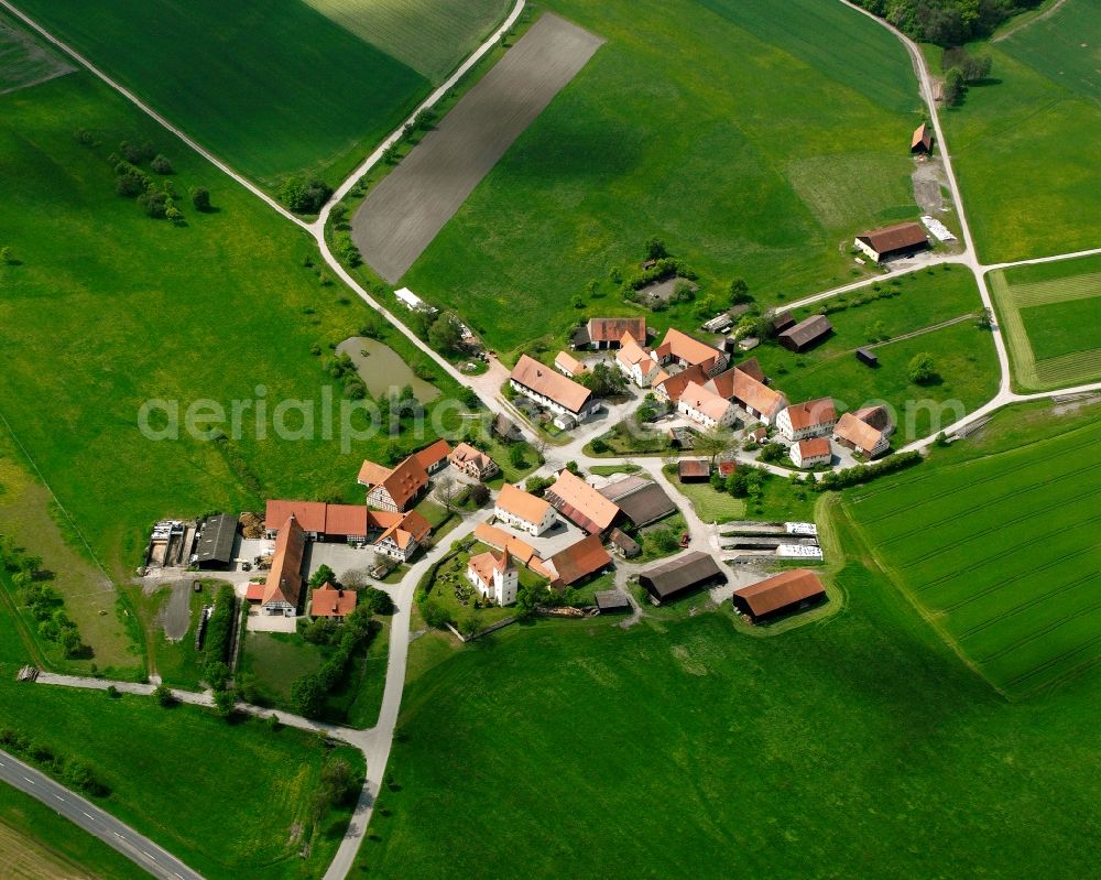 Aerial photograph Häslabronn - Agricultural land and field boundaries surround the settlement area of the village in Häslabronn in the state Bavaria, Germany