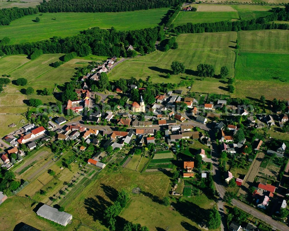 Aerial photograph Hundeluft - Agricultural land and field boundaries surround the settlement area of the village in Hundeluft in the state Saxony-Anhalt, Germany