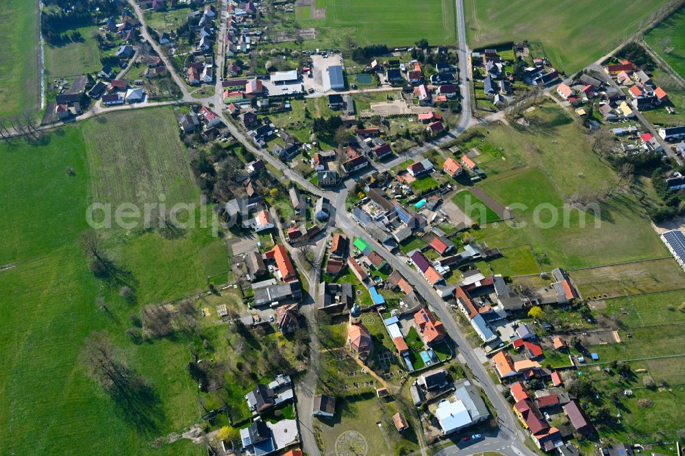 Aerial photograph Hundeluft - Agricultural land and field boundaries surround the settlement area of the village in Hundeluft in the state Saxony-Anhalt, Germany