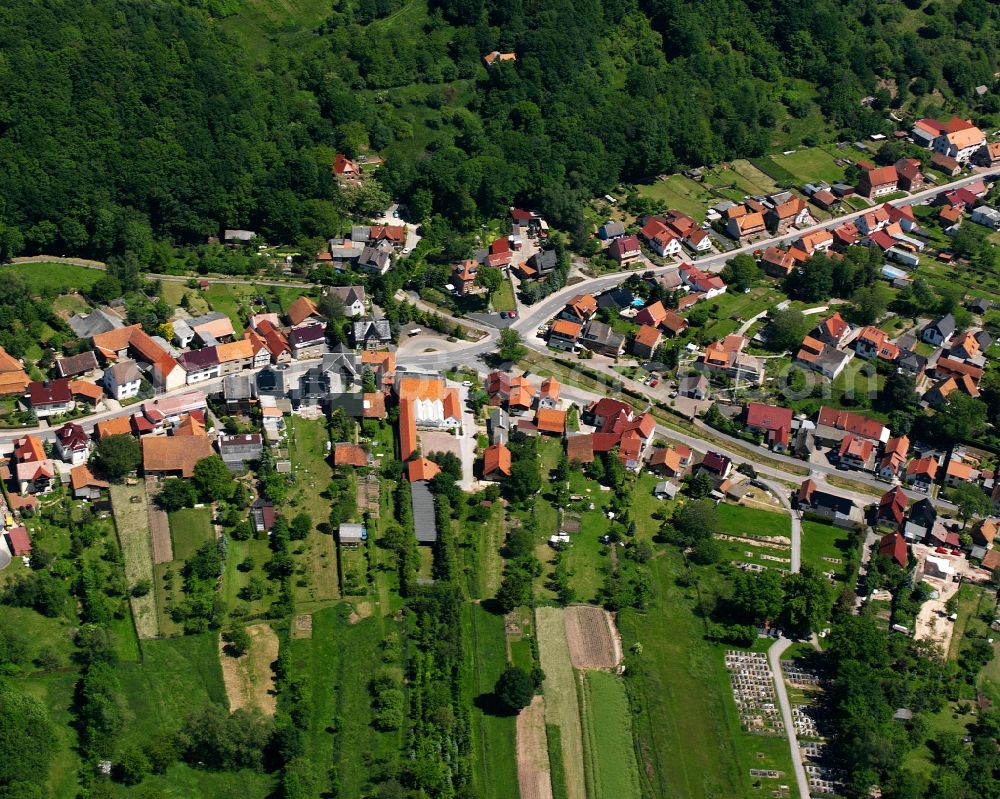 Aerial photograph Hundeshagen - Agricultural land and field boundaries surround the settlement area of the village in Hundeshagen in the state Thuringia, Germany