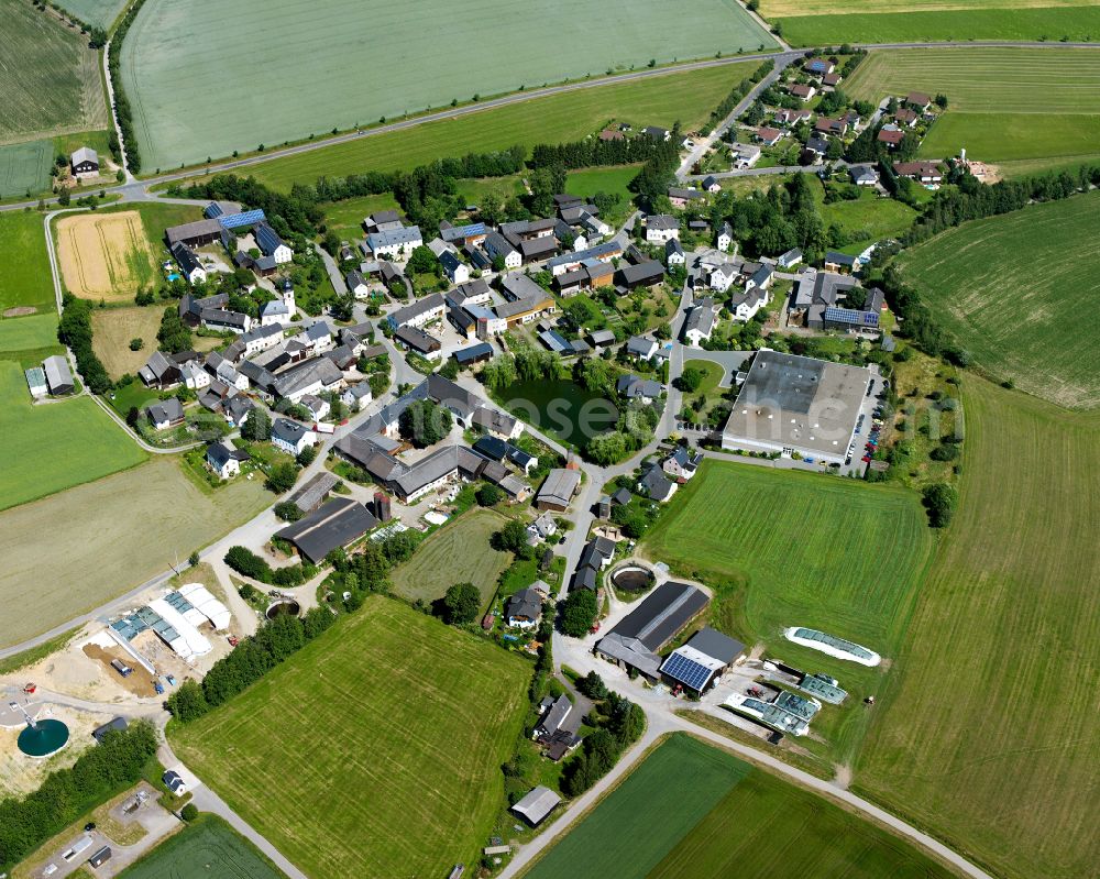 Isaar from the bird's eye view: Agricultural land and field boundaries surround the settlement area of the village in Isaar in the state Bavaria, Germany