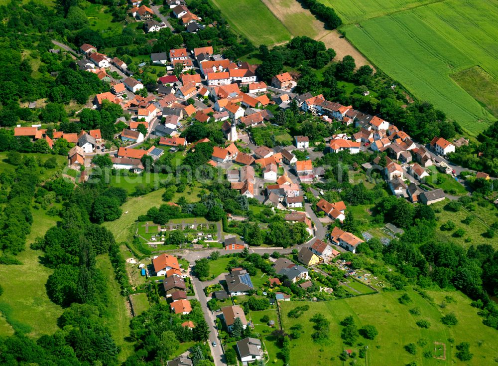 Aerial photograph Jakobsweiler - Agricultural land and field boundaries surround the settlement area of the village in Jakobsweiler in the state Rhineland-Palatinate, Germany