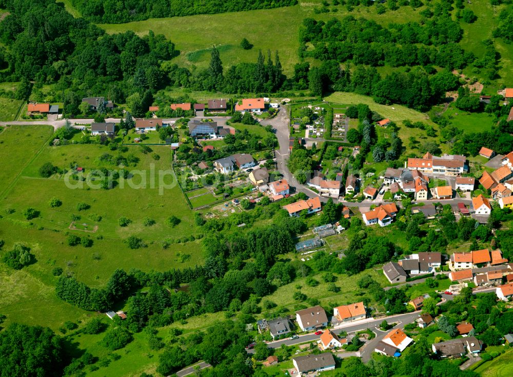 Aerial photograph Jakobsweiler - Agricultural land and field boundaries surround the settlement area of the village in Jakobsweiler in the state Rhineland-Palatinate, Germany