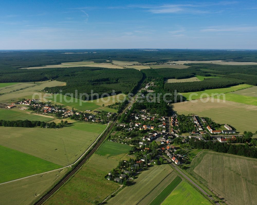 Jeber-Bergfrieden from the bird's eye view: Agricultural land and field boundaries surround the settlement area of the village in Jeber-Bergfrieden in the state Saxony-Anhalt, Germany