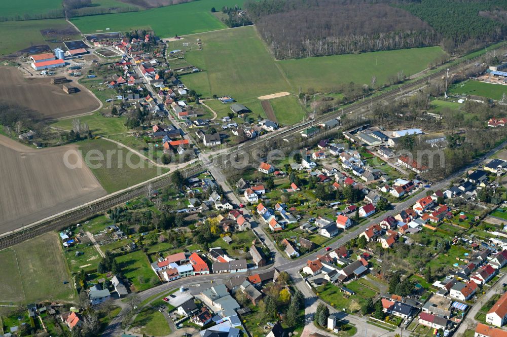 Aerial image Jeber-Bergfrieden - Agricultural land and field boundaries surround the settlement area of the village in Jeber-Bergfrieden in the state Saxony-Anhalt, Germany