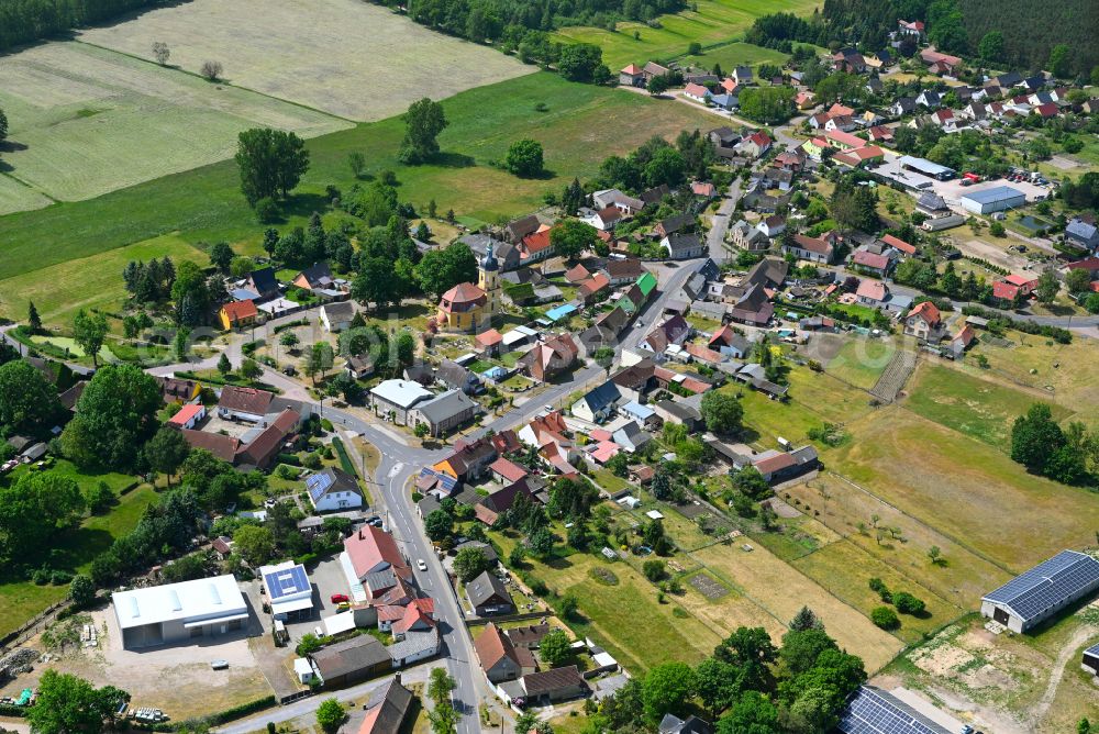 Aerial photograph Jeber-Bergfrieden - Agricultural land and field boundaries surround the settlement area of the village in Jeber-Bergfrieden in the state Saxony-Anhalt, Germany