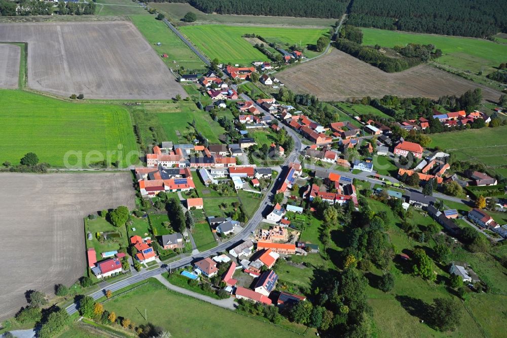 Aerial photograph Jerchel - Agricultural land and field boundaries surround the settlement area of the village in Jerchel in the state Saxony-Anhalt, Germany