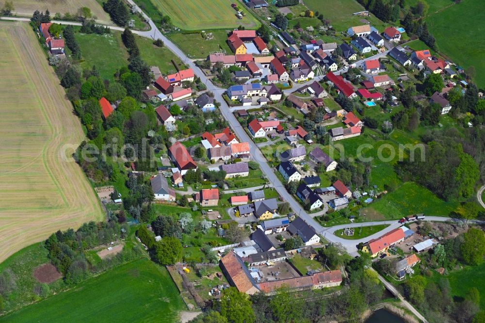 Jetscheba from the bird's eye view: Agricultural land and field boundaries surround the settlement area of the village along Heidestrasse in Jetscheba in the state Saxony, Germany