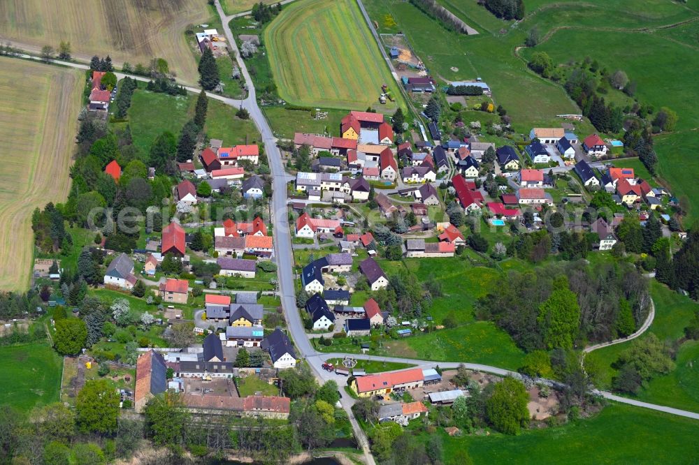 Aerial photograph Jetscheba - Agricultural land and field boundaries surround the settlement area of the village along Heidestrasse in Jetscheba in the state Saxony, Germany