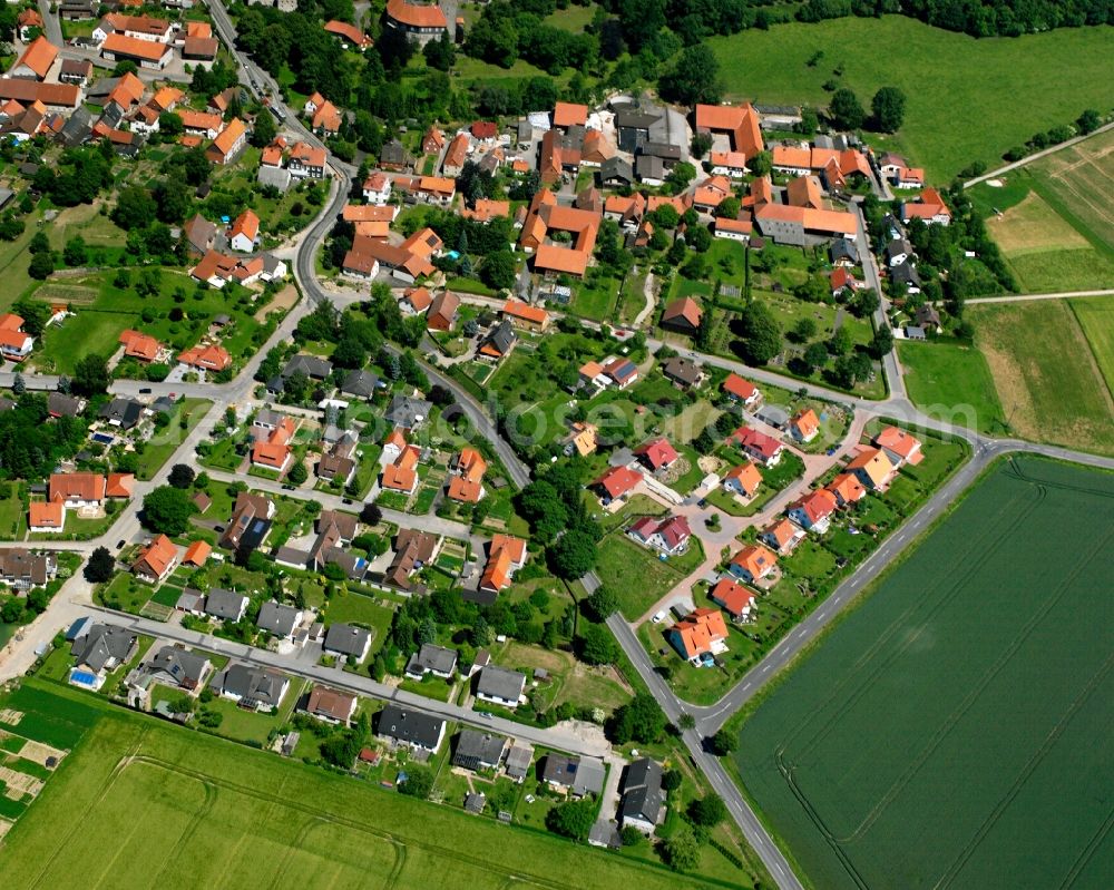 Aerial photograph Jühnde - Agricultural land and field boundaries surround the settlement area of the village in Jühnde in the state Lower Saxony, Germany