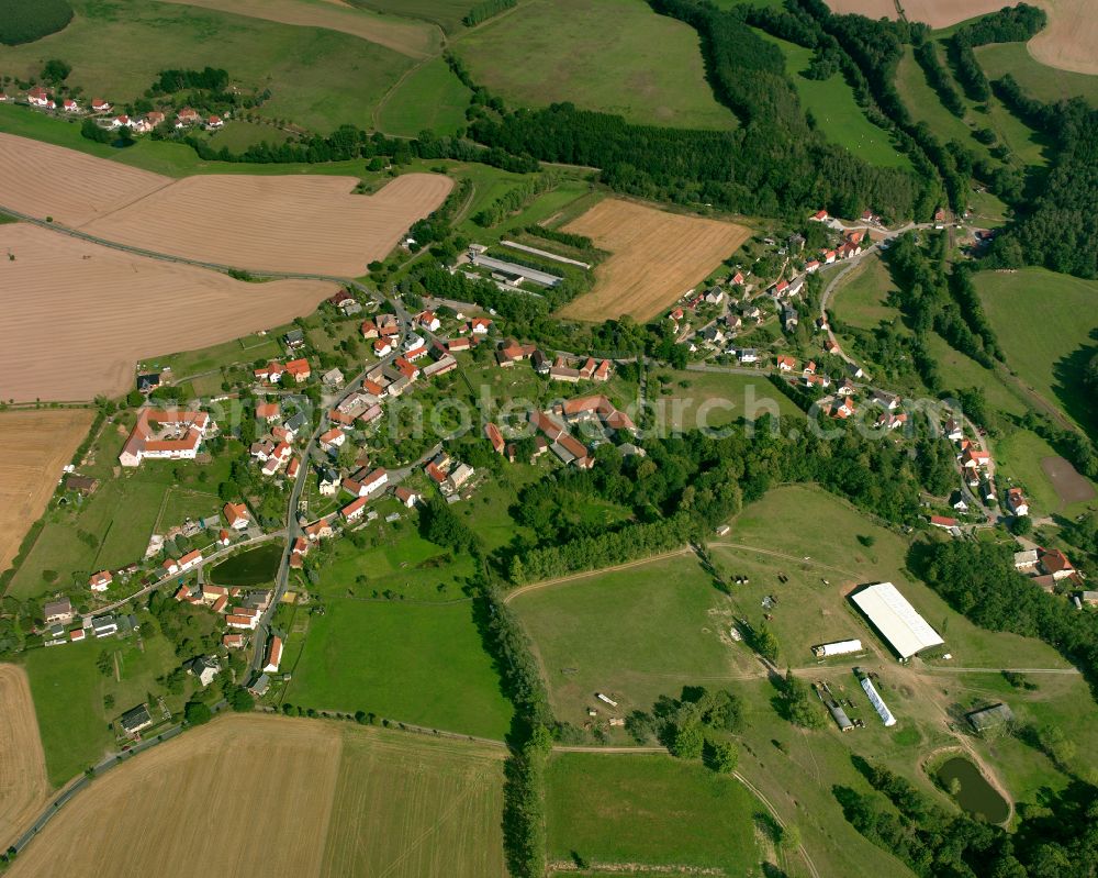 Aerial photograph Jährig - Agricultural land and field boundaries surround the settlement area of the village in Jährig in the state Thuringia, Germany