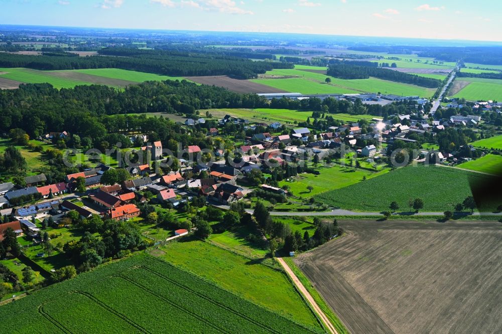 Aerial photograph Kakerbeck - Agricultural land and field boundaries surround the settlement area of the village in Kakerbeck in the state Saxony-Anhalt, Germany