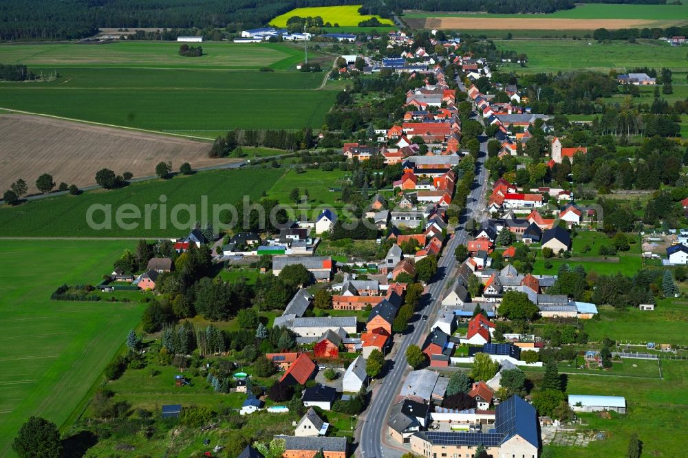 Aerial image Kakerbeck - Agricultural land and field boundaries surround the settlement area of the village in Kakerbeck in the state Saxony-Anhalt, Germany