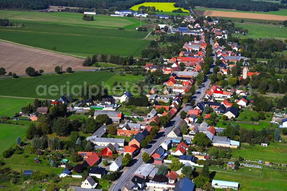 Aerial photograph Kakerbeck - Agricultural land and field boundaries surround the settlement area of the village in Kakerbeck in the state Saxony-Anhalt, Germany