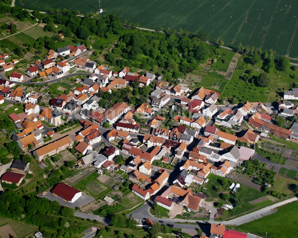 Aerial photograph Kalteneber - Agricultural land and field boundaries surround the settlement area of the village in Kalteneber in the state Thuringia, Germany