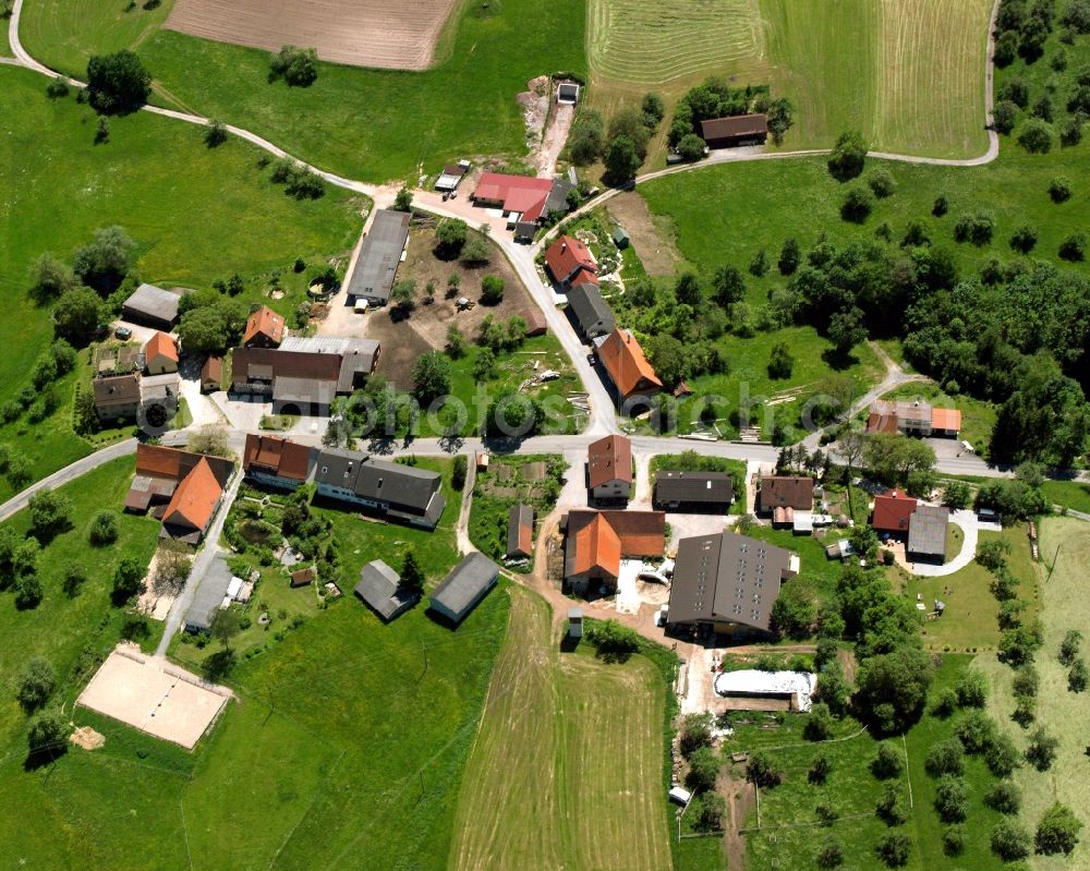 Karnsberg from the bird's eye view: Agricultural land and field boundaries surround the settlement area of the village in Karnsberg in the state Baden-Wuerttemberg, Germany