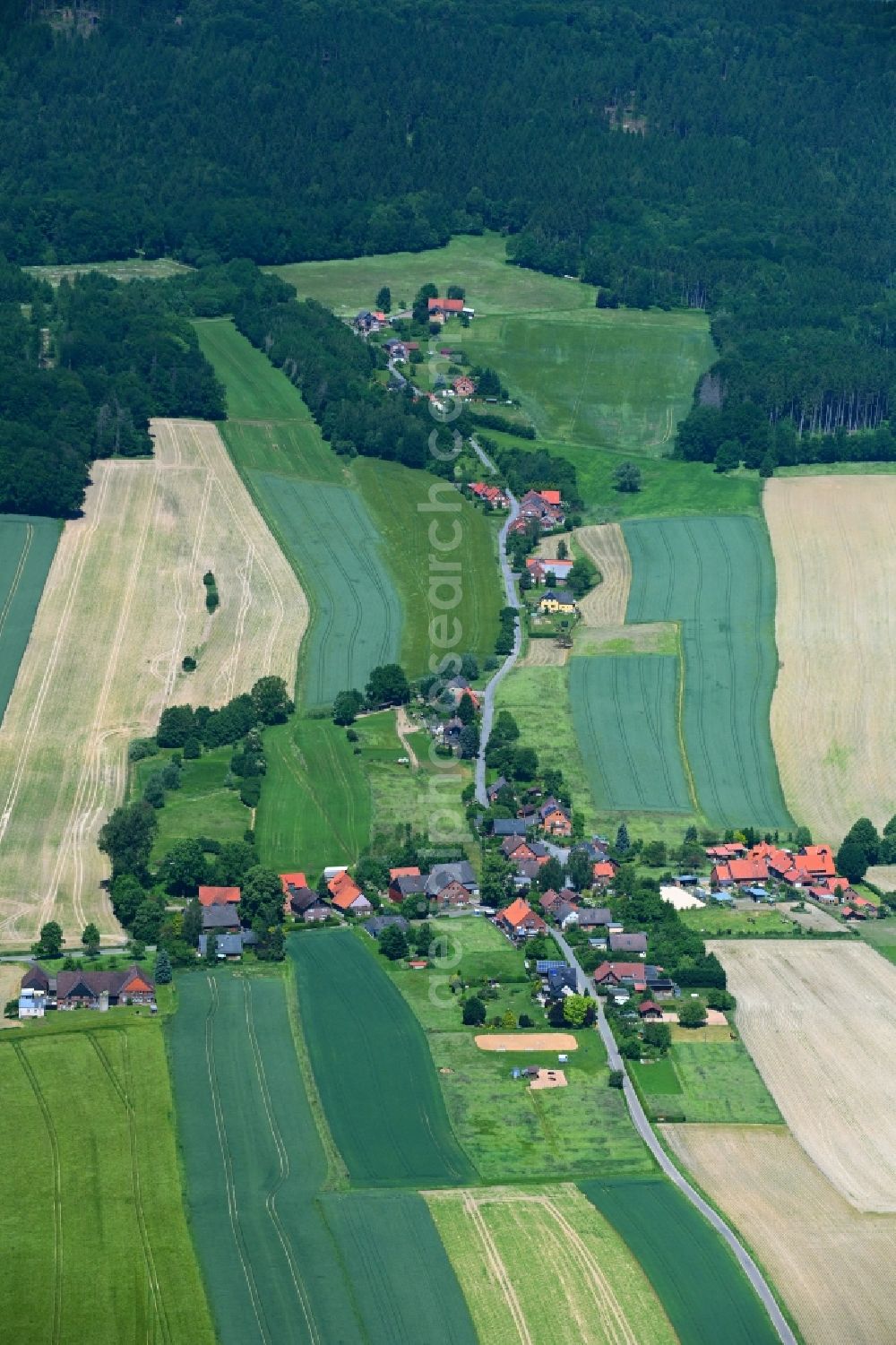 Aerial photograph Kathrinhagen - Agricultural land and field boundaries surround the settlement area of the village in Kathrinhagen in the state Lower Saxony, Germany