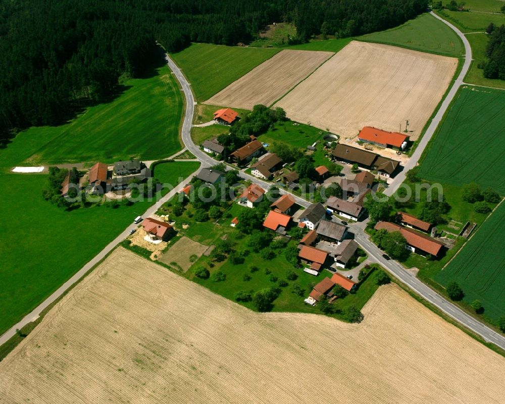 Aerial photograph Kauflanden - Agricultural land and field boundaries surround the settlement area of the village in Kauflanden in the state Bavaria, Germany