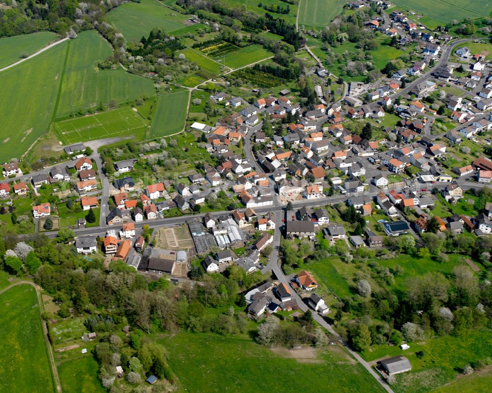 Aerial photograph Kesselbach - Agricultural land and field boundaries surround the settlement area of the village in Kesselbach in the state Hesse, Germany