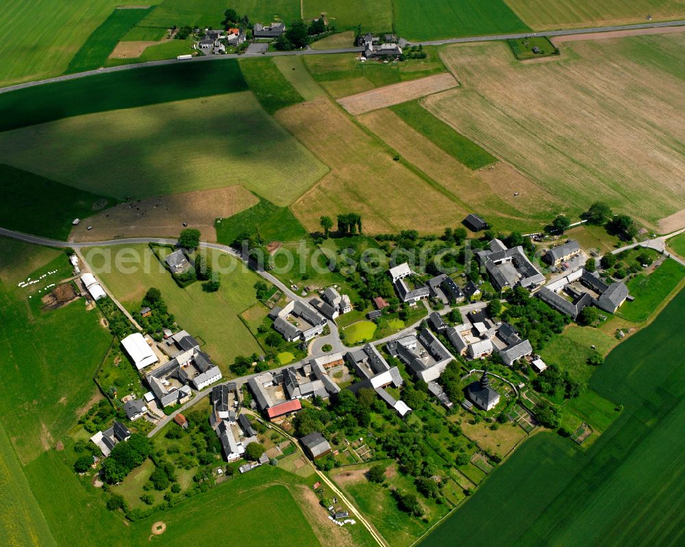 Aerial photograph Kühdorf - Agricultural land and field boundaries surround the settlement area of the village in Kühdorf in the state Thuringia, Germany