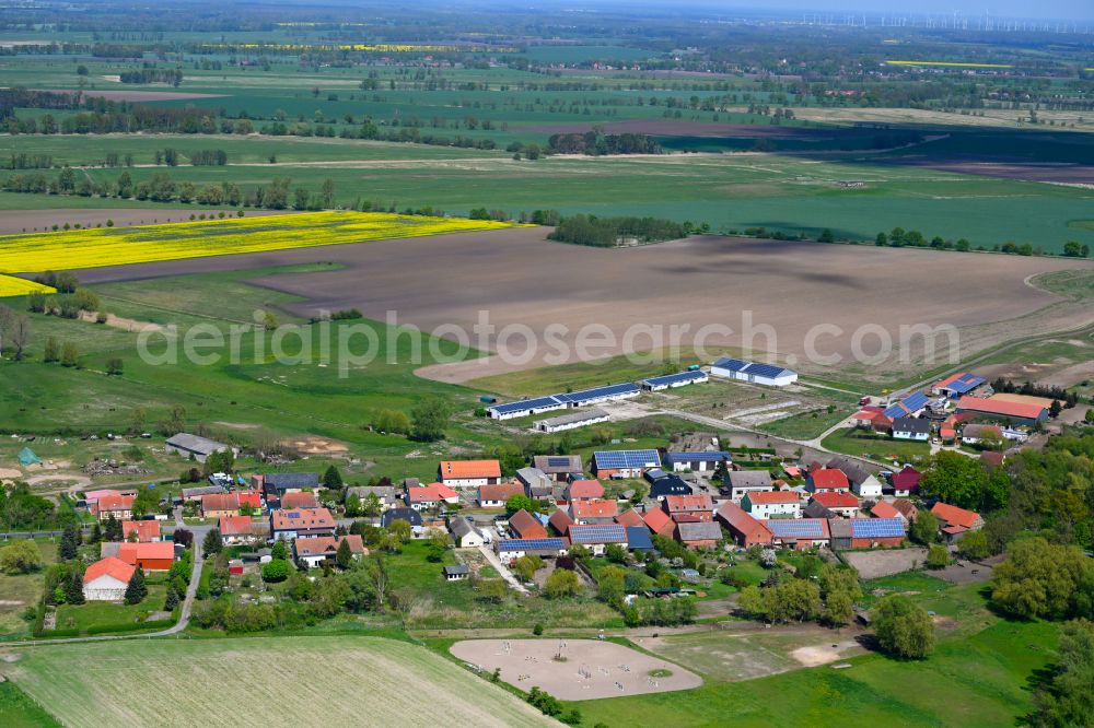 Aerial photograph Kietz - Agricultural land and field boundaries surround the settlement area of the village in Kietz in the state Brandenburg, Germany