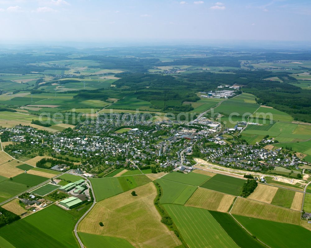 Aerial photograph Kirchberg (Hunsrück) - Agricultural land and field boundaries surround the settlement area of the village in Kirchberg (Hunsrück) in the state Rhineland-Palatinate, Germany