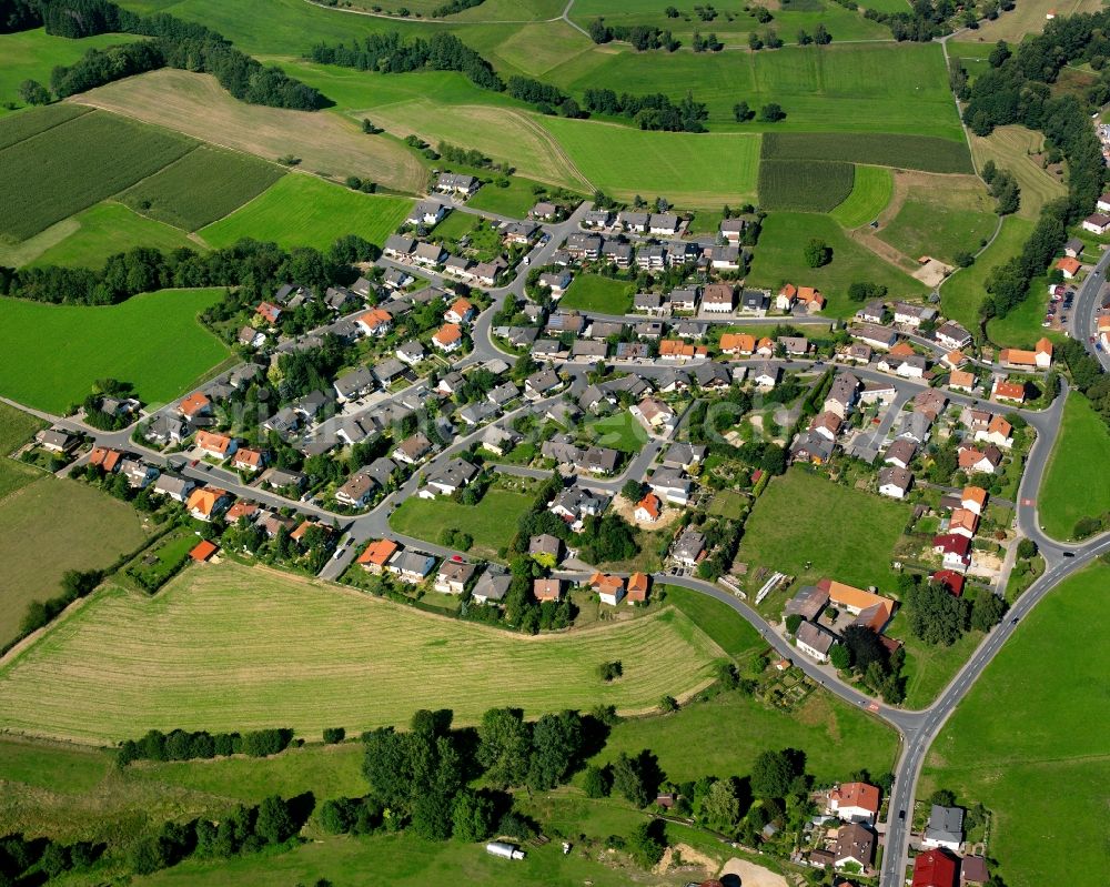 Aerial image Klein-Gumpen - Agricultural land and field boundaries surround the settlement area of the village in Klein-Gumpen in the state Hesse, Germany