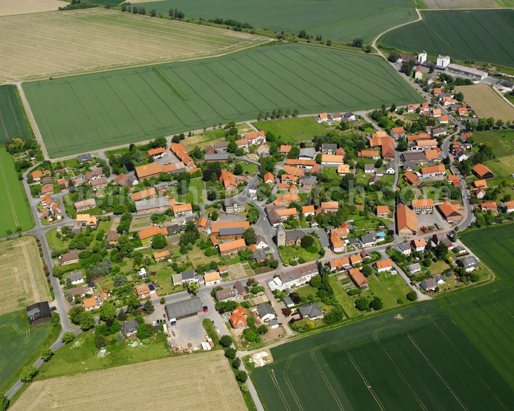 Klein Mahner from above - Agricultural land and field boundaries surround the settlement area of the village in Klein Mahner in the state Lower Saxony, Germany