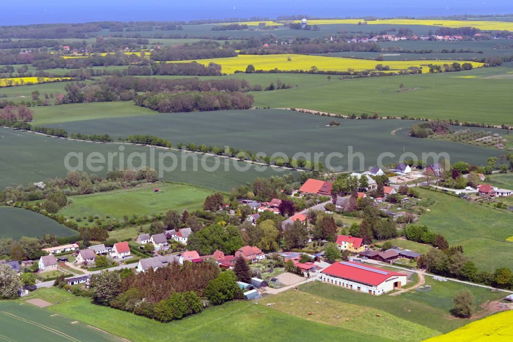 Aerial photograph Klein Pravtshagen - Agricultural land and field boundaries surround the settlement area of the village in Klein Pravtshagen in the state Mecklenburg - Western Pomerania, Germany