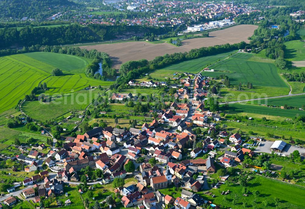 Kleineutersdorf from the bird's eye view: Agricultural land and field boundaries surround the settlement area of the village in Kleineutersdorf in the state Thuringia, Germany