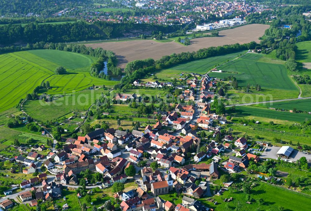 Aerial image Kleineutersdorf - Agricultural land and field boundaries surround the settlement area of the village in Kleineutersdorf in the state Thuringia, Germany