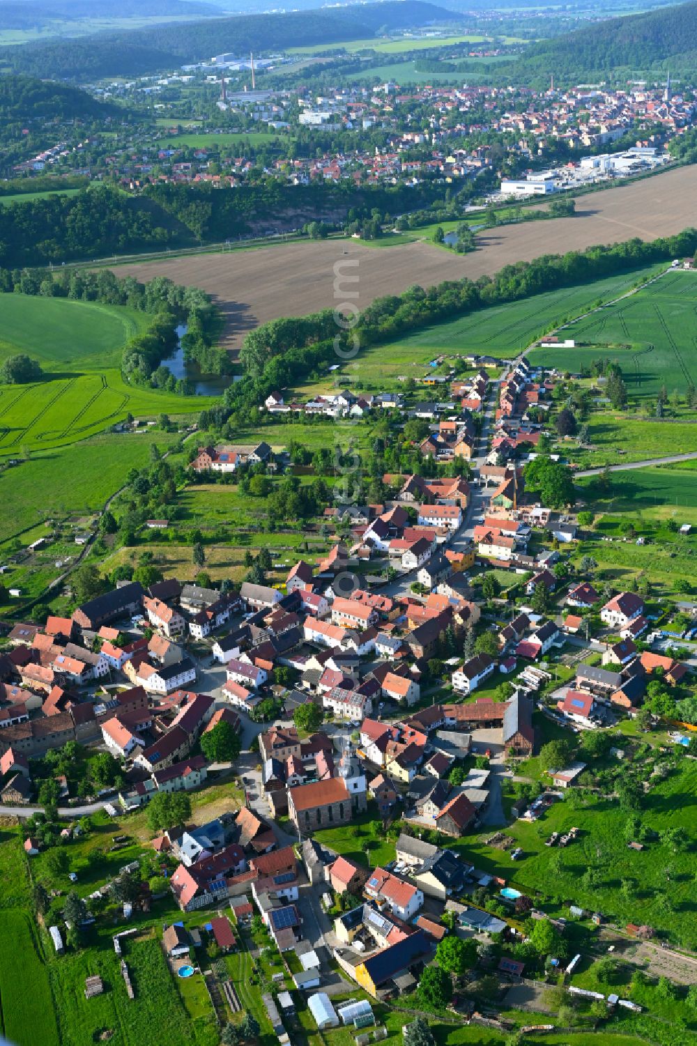 Aerial photograph Kleineutersdorf - Agricultural land and field boundaries surround the settlement area of the village in Kleineutersdorf in the state Thuringia, Germany