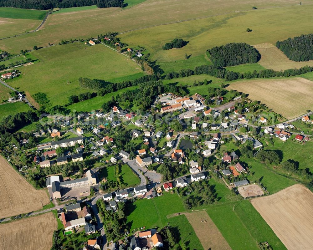 Aerial photograph Kleinmilkau - Agricultural land and field boundaries surround the settlement area of the village in Kleinmilkau in the state Saxony, Germany