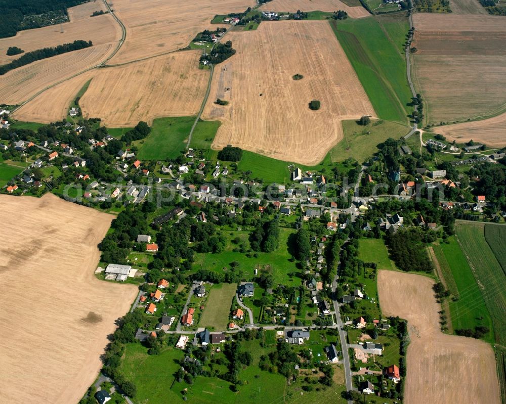 Aerial photograph Kleinwaltersdorf - Agricultural land and field boundaries surround the settlement area of the village in Kleinwaltersdorf in the state Saxony, Germany