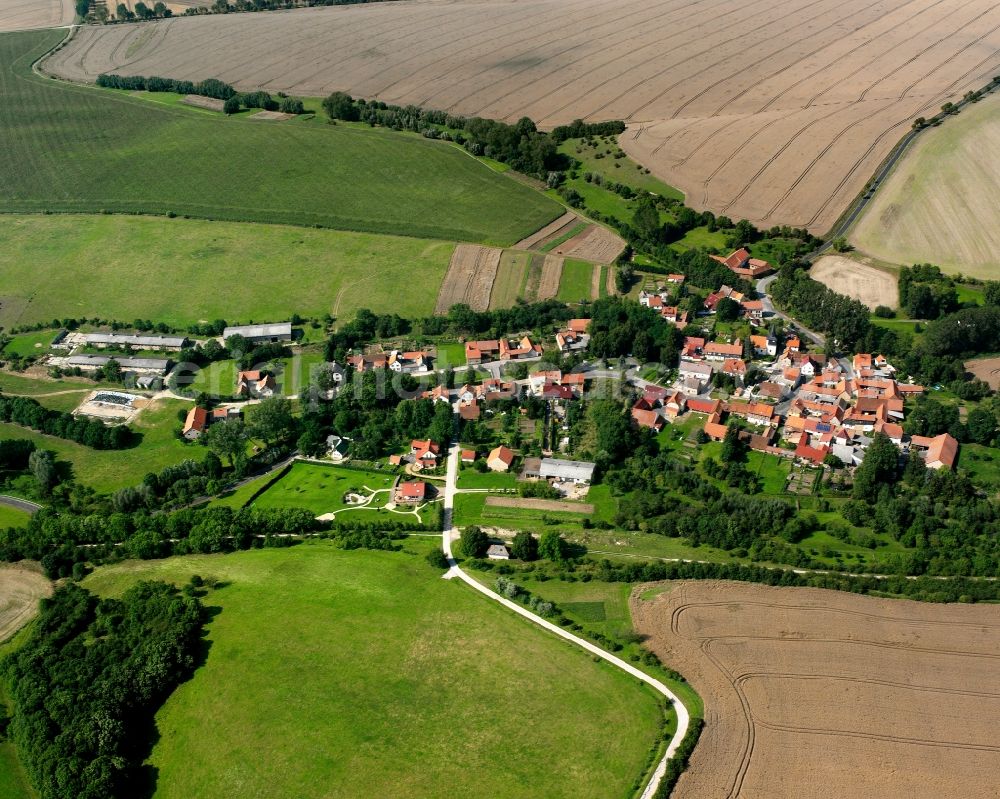 Kleinwelsbach from the bird's eye view: Agricultural land and field boundaries surround the settlement area of the village in Kleinwelsbach in the state Thuringia, Germany