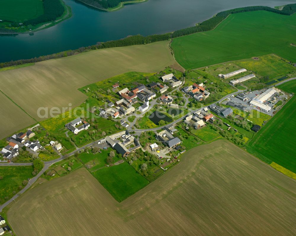 Aerial photograph Kleinwolschendorf - Agricultural land and field boundaries surround the settlement area of the village in Kleinwolschendorf in the state Thuringia, Germany