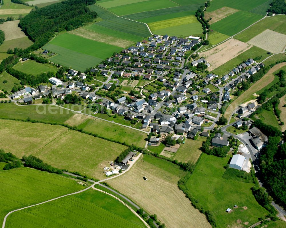 Aerial photograph Kümbdchen - Agricultural land and field boundaries surround the settlement area of the village in Kümbdchen in the state Rhineland-Palatinate, Germany