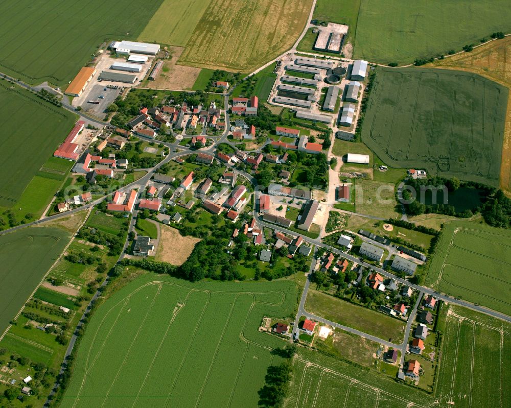 Aerial photograph Kmehlen - Agricultural land and field boundaries surround the settlement area of the village in Kmehlen in the state Saxony, Germany