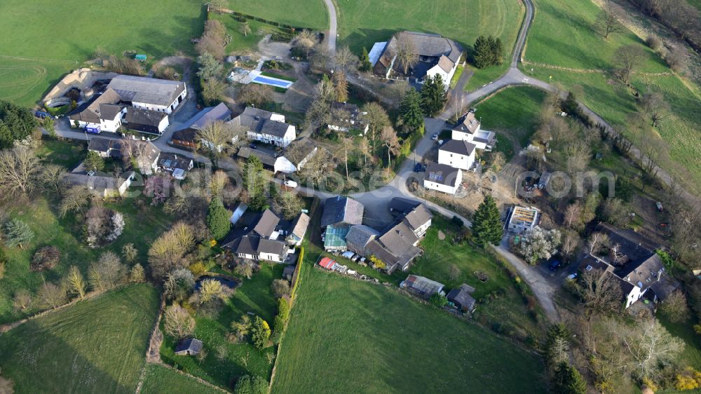 Aerial photograph Knippgierscheid - Agricultural land and field boundaries surround the settlement area of the village in Knippgierscheid in the state North Rhine-Westphalia, Germany