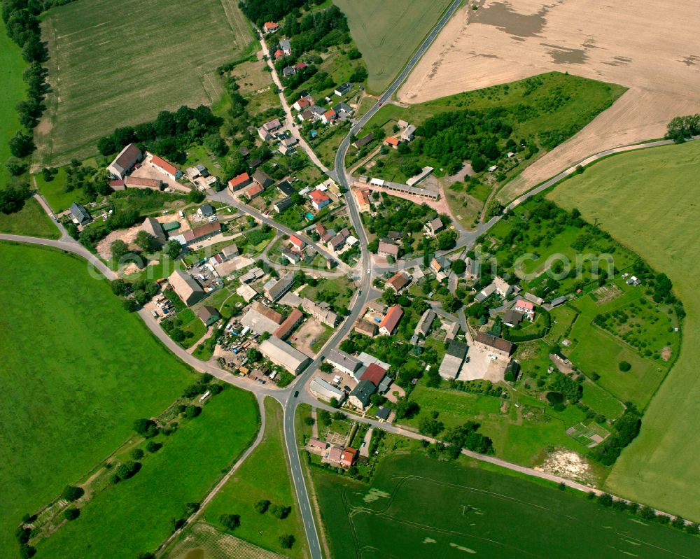 Aerial photograph Kobeln - Agricultural land and field boundaries surround the settlement area of the village in Kobeln in the state Saxony, Germany