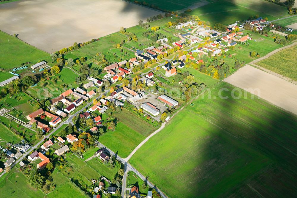 Aerial image Kraatz - Agricultural land and field boundaries surround the settlement area of the village in Kraatz in the state Brandenburg, Germany