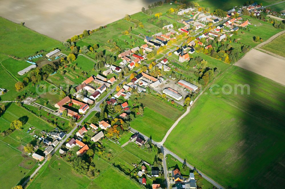 Aerial photograph Kraatz - Agricultural land and field boundaries surround the settlement area of the village in Kraatz in the state Brandenburg, Germany