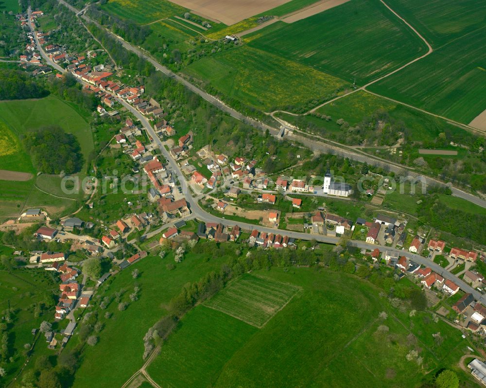 Aerial photograph Kraftsdorf - Agricultural land and field boundaries surround the settlement area of the village in Kraftsdorf in the state Thuringia, Germany