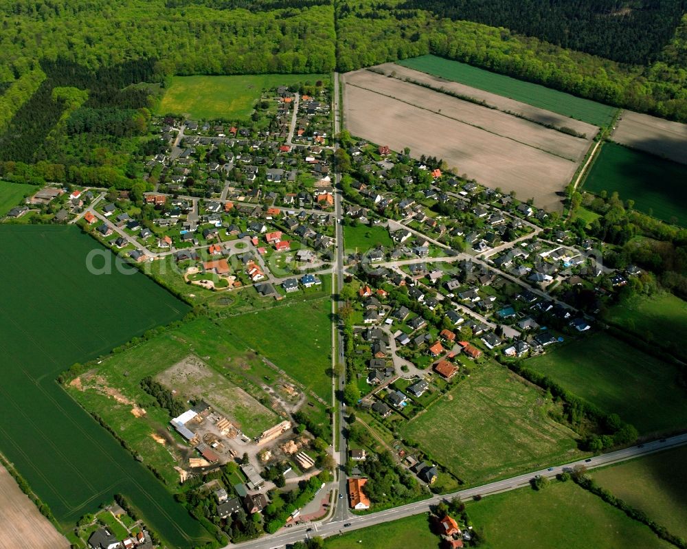 Aerial photograph Kröppelshagen-Fahrendorf - Agricultural land and field boundaries surround the settlement area of the village in Kroeppelshagen-Fahrendorf in the state Schleswig-Holstein, Germany