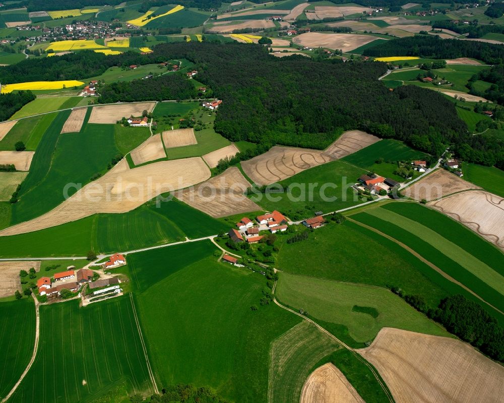 Aerial photograph Kuglenz - Agricultural land and field boundaries surround the settlement area of the village in Kuglenz in the state Bavaria, Germany