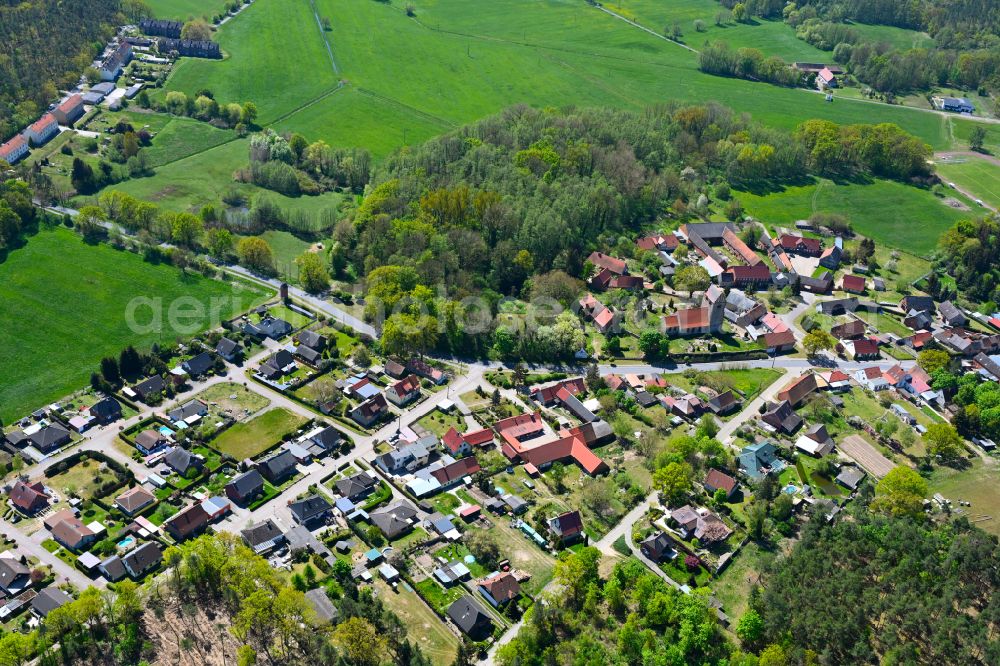 Aerial photograph Kuhfelde - Agricultural land and field boundaries surround the settlement area of the village in Kuhfelde in the state Saxony-Anhalt, Germany