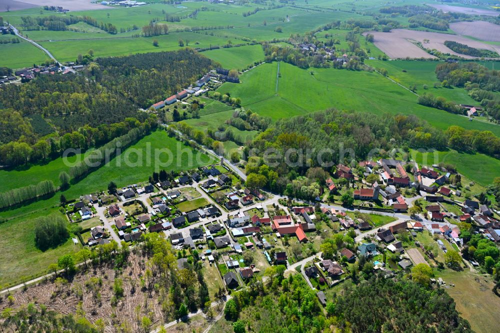 Aerial image Kuhfelde - Agricultural land and field boundaries surround the settlement area of the village in Kuhfelde in the state Saxony-Anhalt, Germany