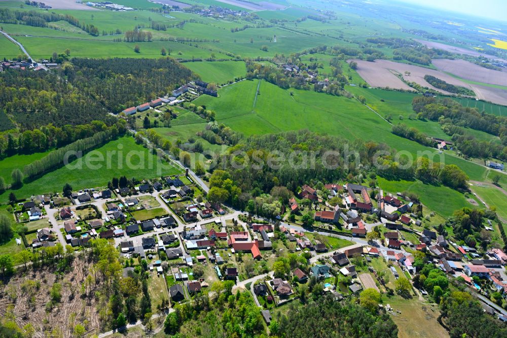 Aerial photograph Kuhfelde - Agricultural land and field boundaries surround the settlement area of the village in Kuhfelde in the state Saxony-Anhalt, Germany