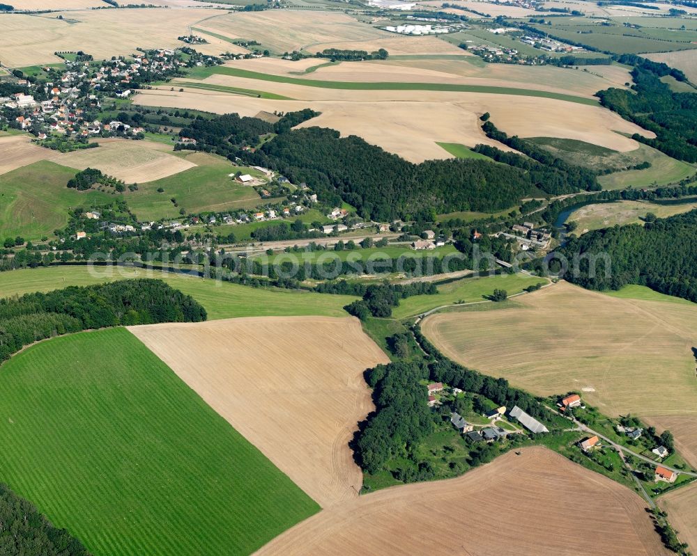 Aerial photograph Kummersheim - Agricultural land and field boundaries surround the settlement area of the village in Kummersheim in the state Saxony, Germany