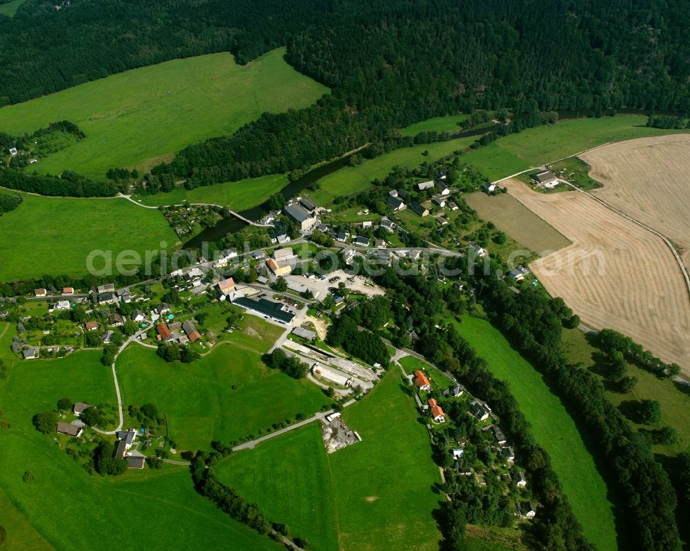 Aerial photograph Kunnersdorf - Agricultural land and field boundaries surround the settlement area of the village in Kunnersdorf in the state Saxony, Germany